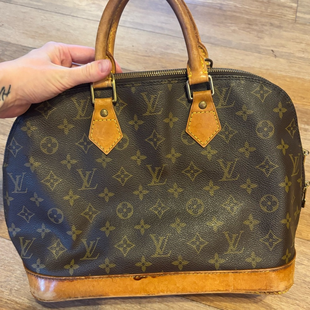 ☀️ Louis Vuitton • Alma Bag
